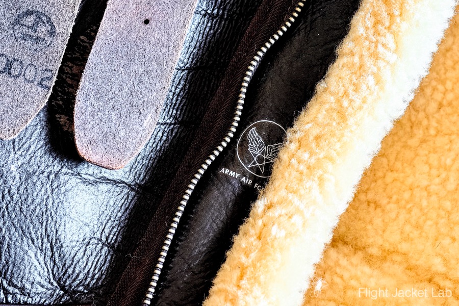 旧リアルマッコイズ1991年製B-3の前立てのエアフォースマーク